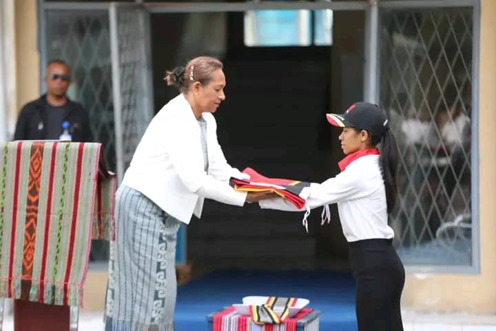 ISÁR BANDEIRA BA TINAN-50: MINISTRA EDUKASAUN REKOÑESE ESFORSU NO DISIPLINA ESTUDANTE SIRA-NIAN